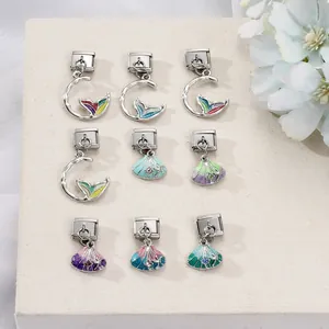 Detailansicht italienischer Charms mit farbenfrohen Emaille-Mond- und Muschelmotiven