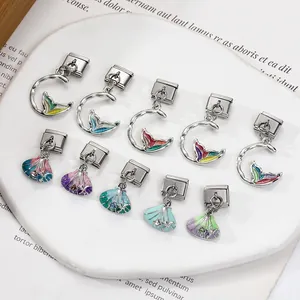 Detail von italienischen Charm-Links mit Mond und Muschel in Keramikschale