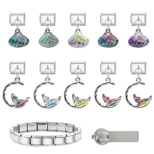 Makroaufnahme von italienischen Charm-Armbandgliedern aus Edelstahl und Emaille-Anhängern