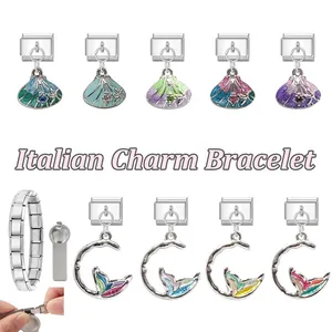 Makroaufnahme von italienischem Charms-Armband aus Edelstahl mit bunten Emaille-Anhängern