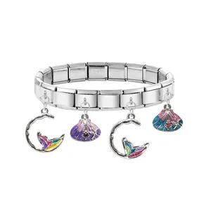 Detailansicht eines italienischen Charm-Armbands mit Fischschwanz- und Muschelanhängern