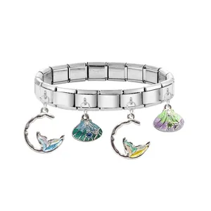 Details eines modularen Edelstahl-Charm-Armbands mit bunten Emaille-Muschelanhängern