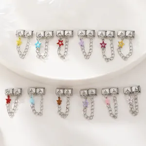 Details von bunten Emaille-Sternanhängern an modularen italienischen Edelstahl-Armbändern