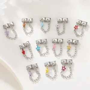 Makroaufnahme modularer Edelstahl-Charms mit bunten Emaille-Sternanhängern für Armbänder