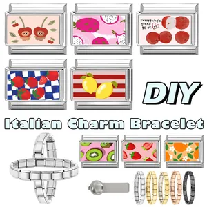 Détails des charms italiens aux motifs de fruits et des maillons de bracelet en acier poli