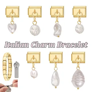 Detail der goldenen Italian Charm Armbandglieder mit Perlenanhängern und Werkzeug