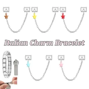 Detailaufnahme der Montage eines italienischen Bettelarmbands mit bunten Stern-Links