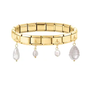 Detail eines goldenen italienischen Charm-Armbands mit Barockperlen und Edelstahlgliedern