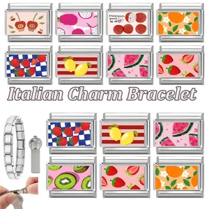 Gros plan de charms fruits et assemblage de bracelets DIY en acier inoxydable poli