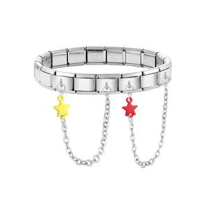 Details des Edelstahl-Modulararmbands mit roten und gelben Sternanhängern im Set