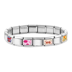 Gros plan d'un bracelet italien en acier inoxydable avec des breloques de fruits colorées