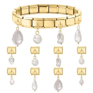 Italienisches Charm-Armband aus goldenem Edelstahl mit weißen Perlenanhängern und Modulen