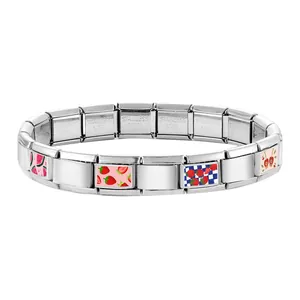 Détail du bracelet italien avec breloques de fruits en émail et poinçon en acier inoxydable