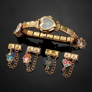 Nahaufnahme der goldenen Herz-Uhr mit italienischen Charms und Edelstahl-Gliederarmband