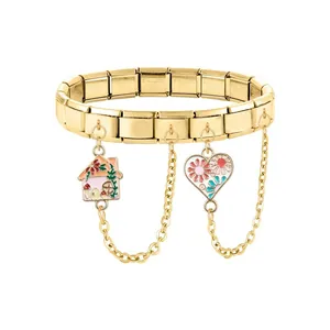 Details des goldenen Modular-Armbands mit rosa Haus und floralen Herz-Anhängern