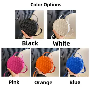 Détail des sacs ronds à motif géométrique matelassé disponibles en cinq coloris unis