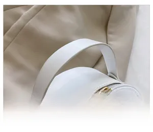 Détail du sac bandoulière blanc matelassé avec double fermeture éclair dorée