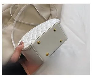 Détails du fond de sac matelassé blanc avec des clous de protection en métal doré