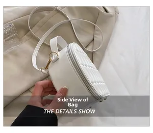 Détail latéral du sac à bandoulière en cuir PU blanc matelassé avec finitions dorées