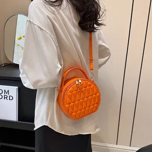 Sac bandoulière rond orange vif à la mode avec motif matelassé géométrique en cuir