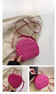 Détail du sac semi-circulaire en cuir PU rose avec motif matelassé géométrique
