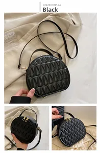 Détail du sac à main en cuir PU noir avec texture matelassée géométrique et double zip