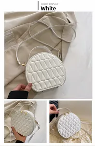 Détails du sac à bandoulière rond blanc avec texture géométrique et zips dorés