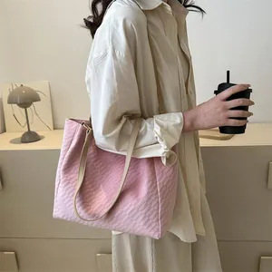 Sac fourre-tout rose tressé avec texture 3D et fines bretelles pour femmes chic