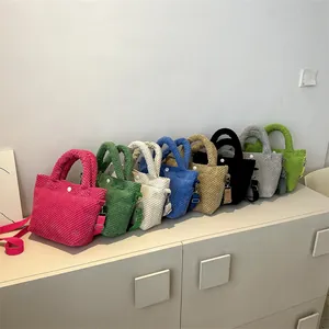 Detalle de varios colores de bolsos con textura de palomitas y correas de hombro