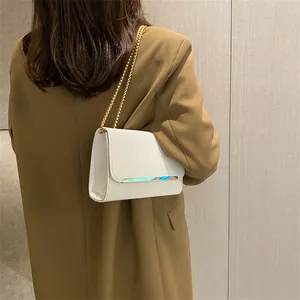 Sac bandoulière minimaliste en cuir blanc avec chaîne dorée et garniture métallique