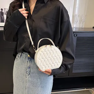 Sac à bandoulière rond blanc matelassé avec poignée et fermeture éclair dorée
