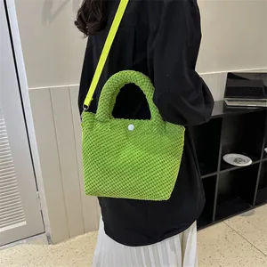 Bolso tipo cubo de punto verde neón con asa gruesa y correa ajustable para el hombro