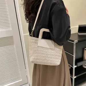 Vue détaillée de la texture tissée et de l'élégante poignée en cuir blanc du sac