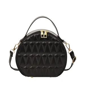 Sac bandoulière rond noir minimaliste avec motif matelassé géométrique et fermetures dorées