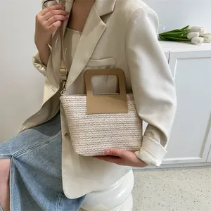Sac seau tissé à la mode avec poignées en cuir kaki et texture de paille beige