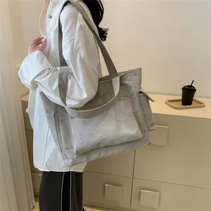 Sac cabas minimaliste en velours côtelé gris avec poche zippée pour trajets élégants
