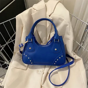 Borsa a Mano da Donna in Pelle PU a Mezzaluna Vintage Borchie Oro Borsa a Tracolla Moda Streetwear Borsa Sottobraccio