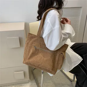 Grand sac cabas chic en velours côtelé marron avec poche zippée et compartiments latéraux