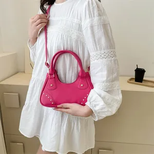 Borsa a tracolla da donna in pelle PU rosa acceso con borchie dorate e manico