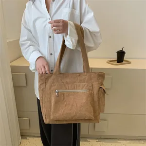 Sac cabas en velours côtelé marron avec grande poche zippée devant et texture côtelée douce