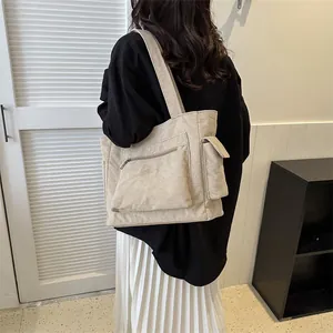 Grand sac cabas beige en velours côtelé pour femmes avec plusieurs poches et bandoulière