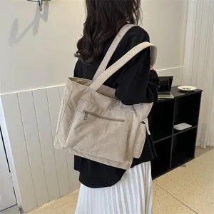 Détail du grand sac cabas en velours côtelé avec poche zippée et larges bandoulières