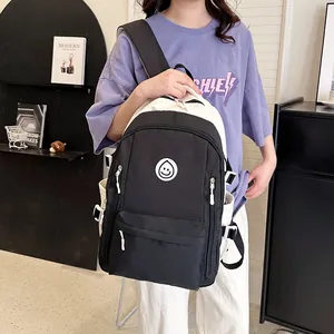 Dettaglio di uno zaino oxford minimalista bianco e nero con un logo a forma di faccina