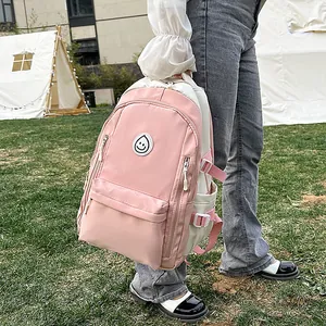 Zaino in nylon rosa e beige con ampi scomparti e fibbie laterali regolabili in dettaglio