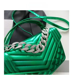 Détail du sac bandoulière vert métallisé avec matelassage en V et poignée chaîne argentée