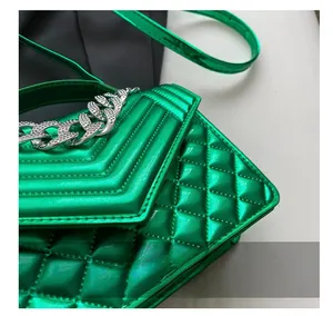 Vue détaillée du sac bandoulière vert métallisé matelassé avec chaîne argentée