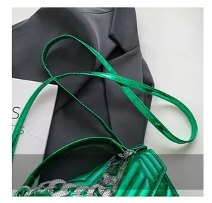 Détail du sac à bandoulière en cuir matelassé vert vif avec chaîne en argent élégante