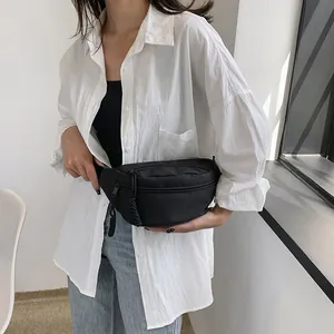 Detailopname van de zwarte nylon halvemaantas met gevlochten ritskoord op een model