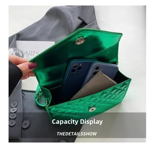 Aperçu de la capacité du sac matelassé vert émeraude avec téléphone et portefeuille