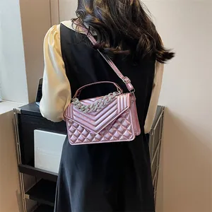 Sac bandoulière rose métallisé avec matelassage en V et détail de chaîne argentée